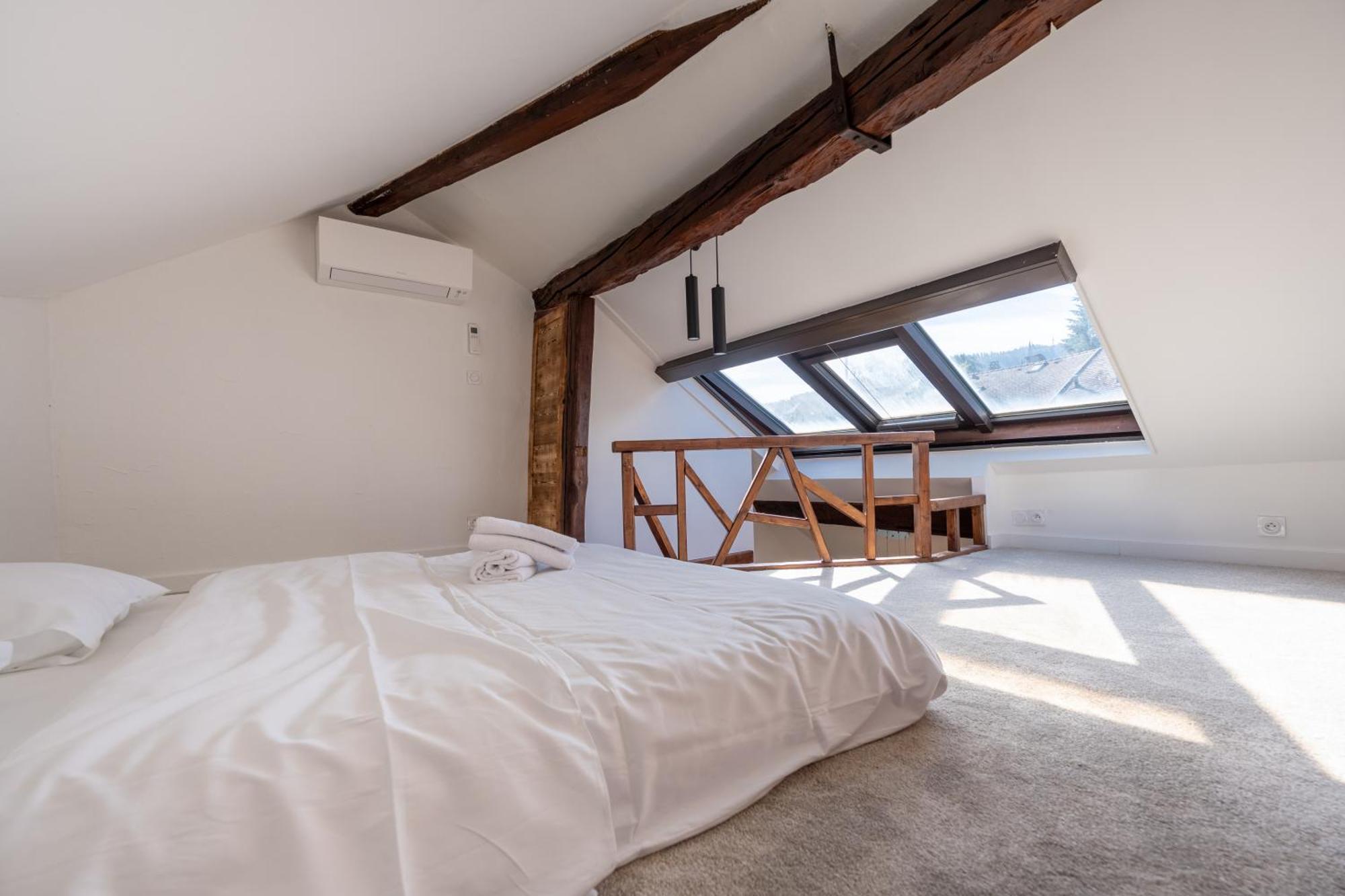 Sous Les Toits D'annecy, Un Irresistible Pour 1 A 6 Personnes En Plein Coeur De Appartement *